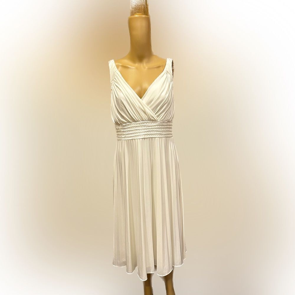 Ivy + Blu White Sleeveless V-Neck Pleated Dress SZ 8